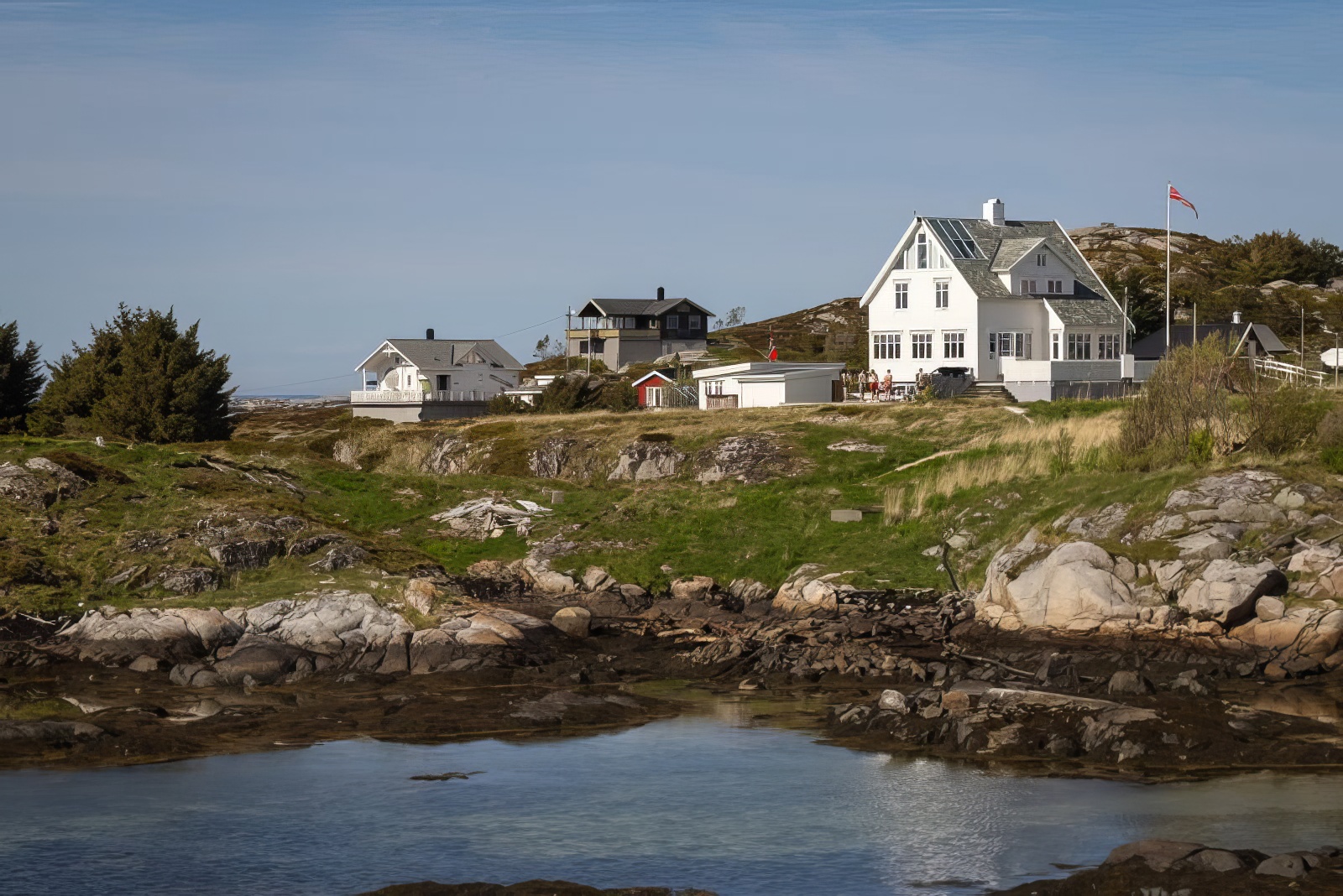 Hus og kystlandskap på Øyrekka
