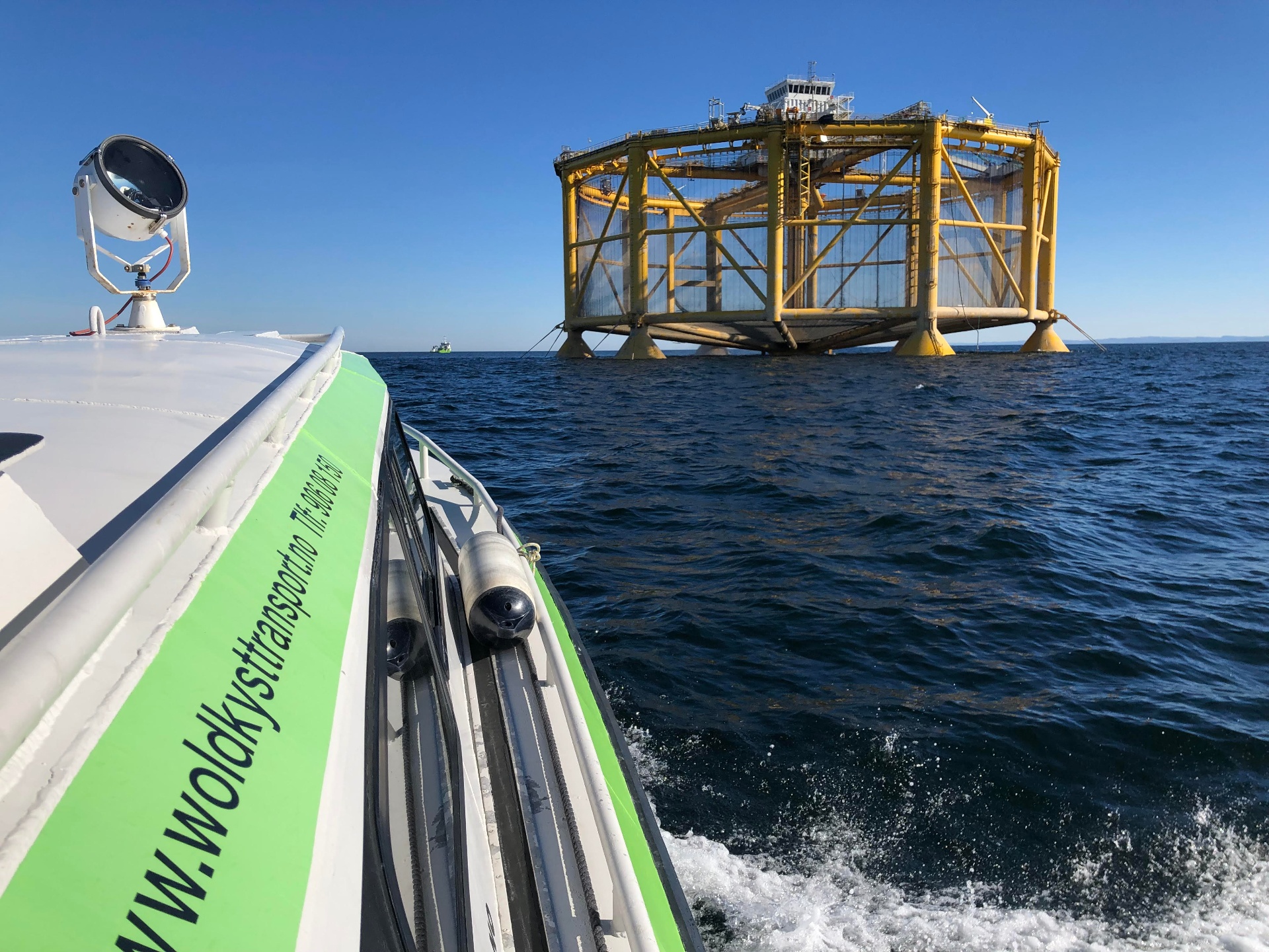 WKT-arbeidsbåt ved Ocean Farm 1 utenfor Frøya