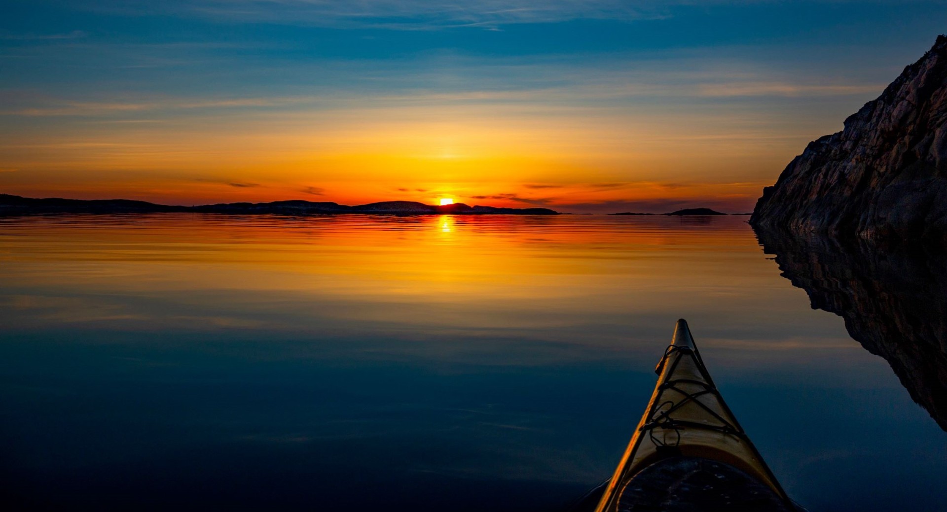 Kajakk i solnedgang ved Bogøya