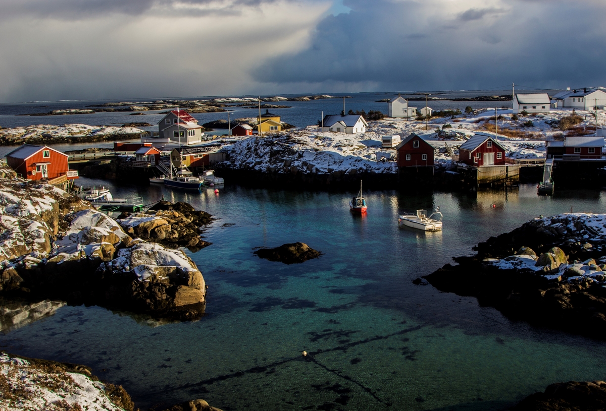 Øya Mausund i vinterdrakt. Bytt til bortekontor i havgapet!