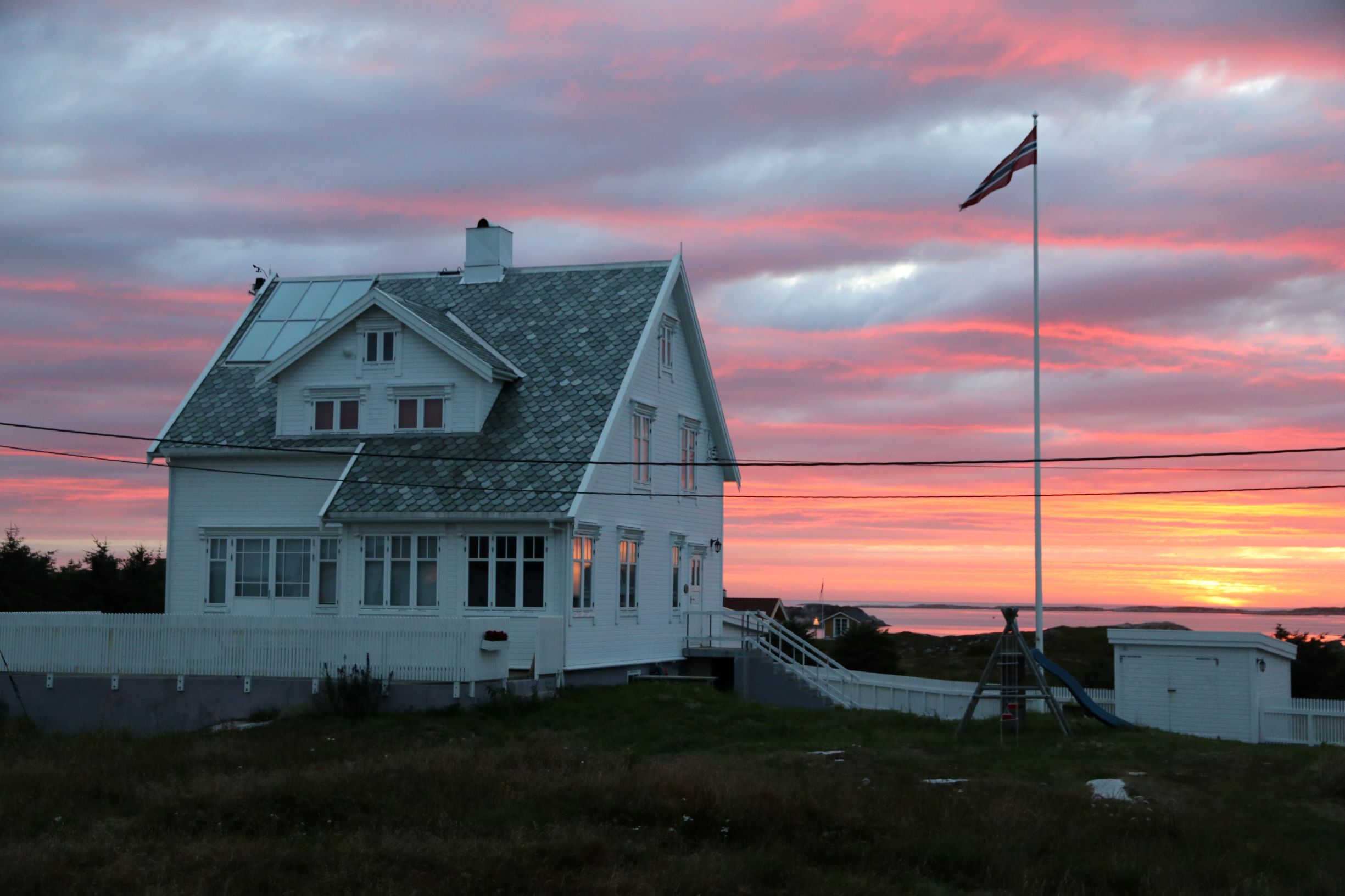 Øvergården med rosa himmel